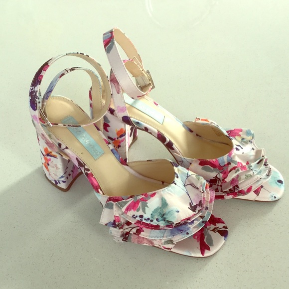 Betsey Johnson Shoes - BETSEY JOHNSON “Flirty” sandals SZ 6.5